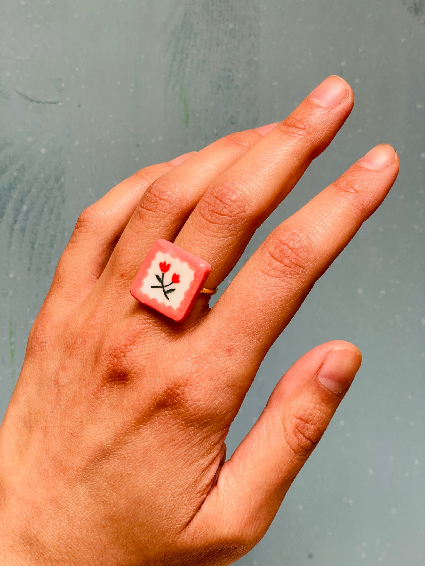 Anello con fiorellini in porcellana