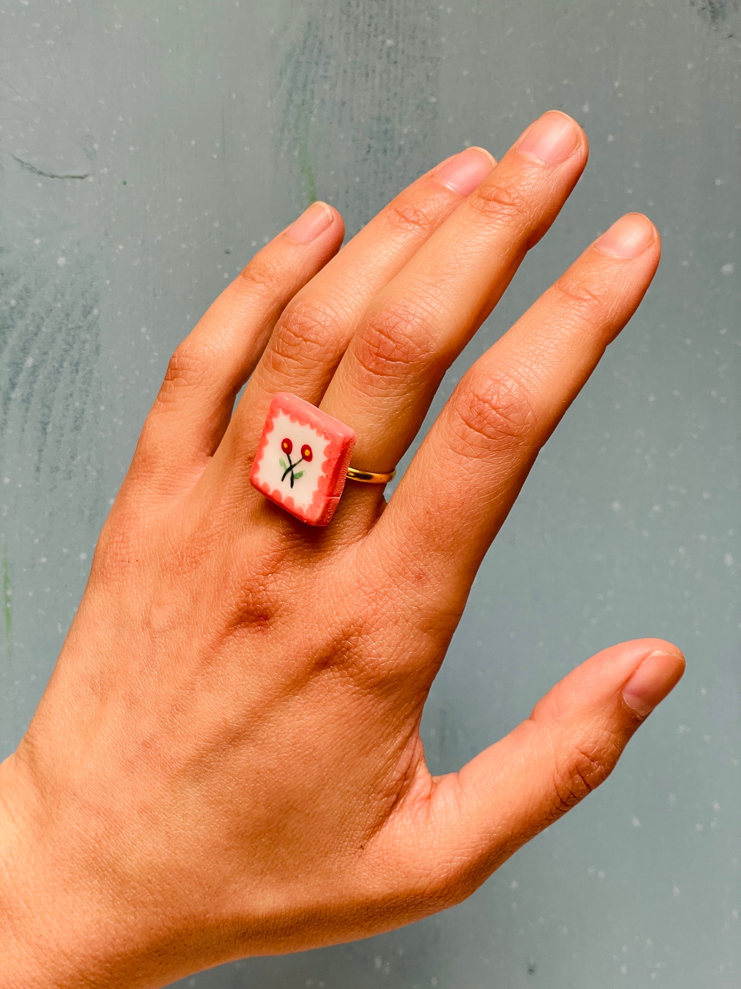 Anello floreale in porcellana