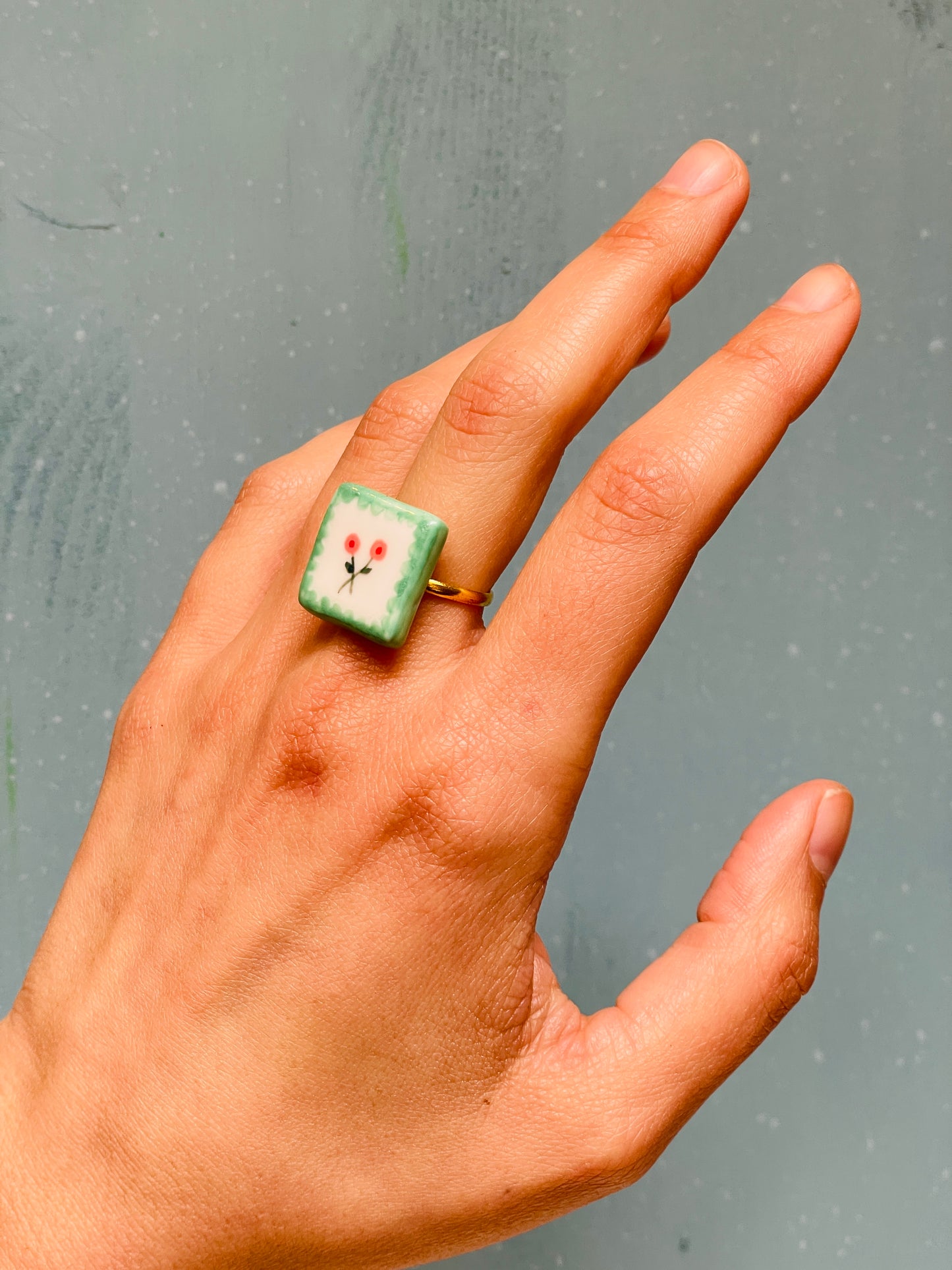 Anello con fiori in porcellana