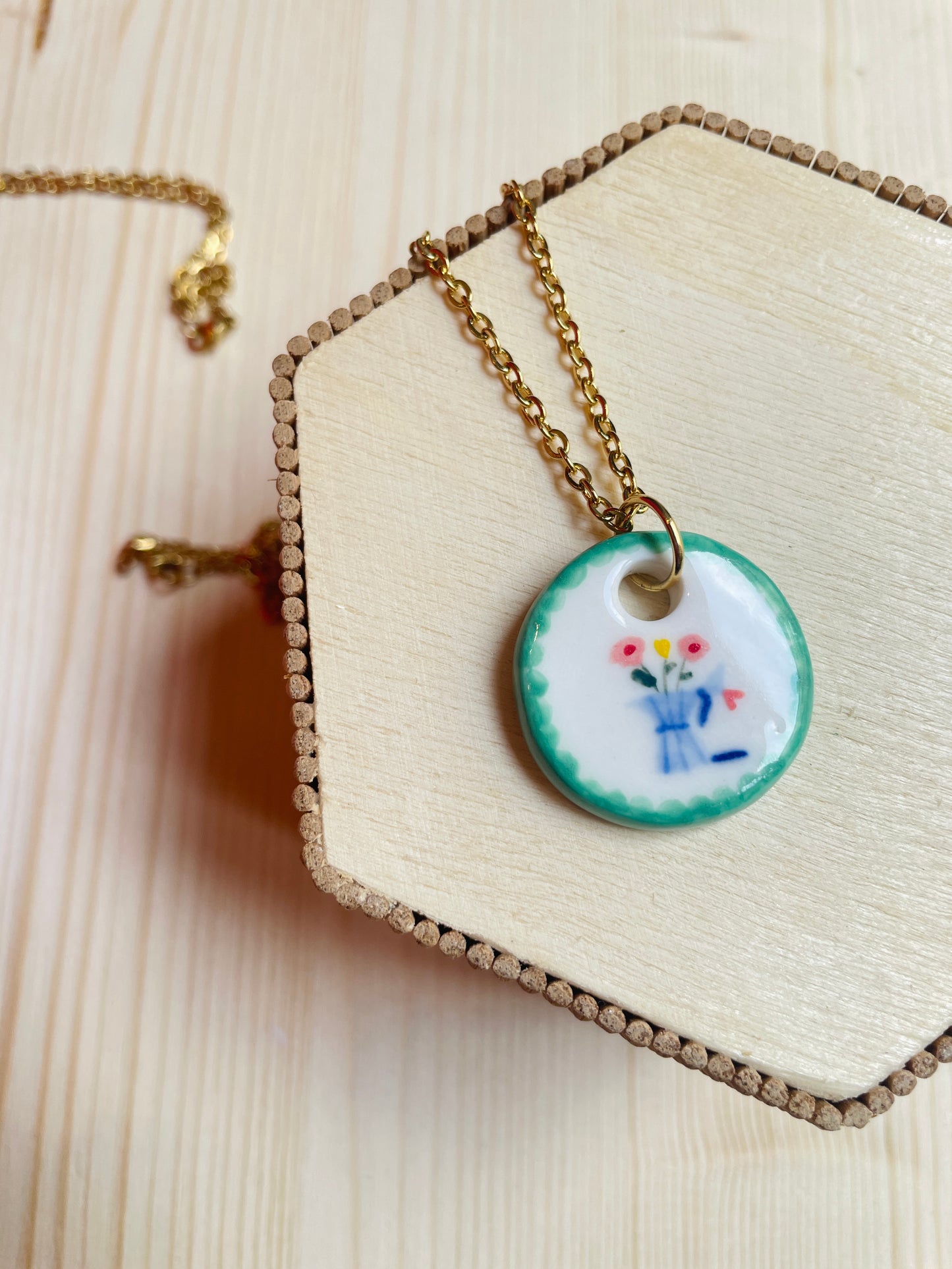 Collana caffettiera con ciondolo in porcellana