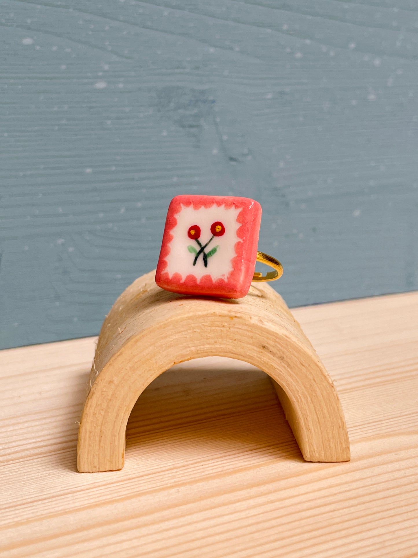 Anello floreale in porcellana