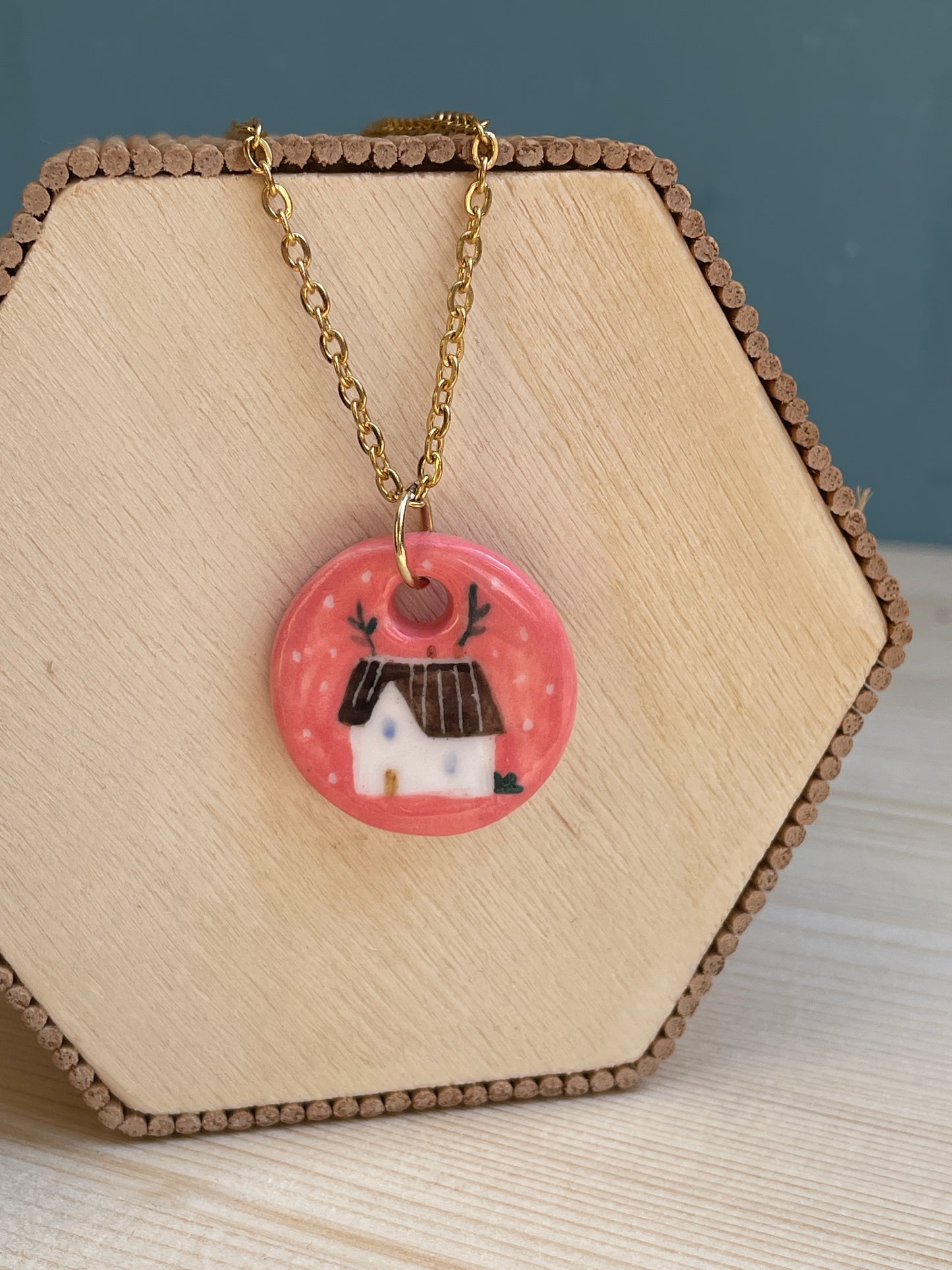 Collana casetta con ciondolo in porcellana