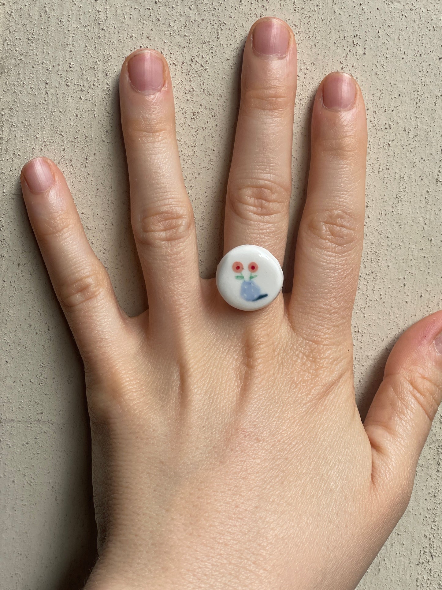 Anello con vasetto fiori in porcellana